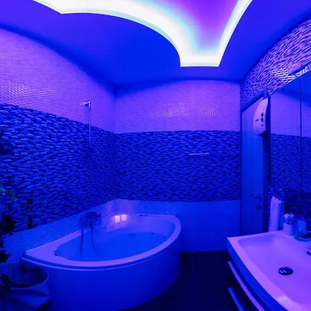 Sonias Central Jacuzzi Apartment,100mbps *